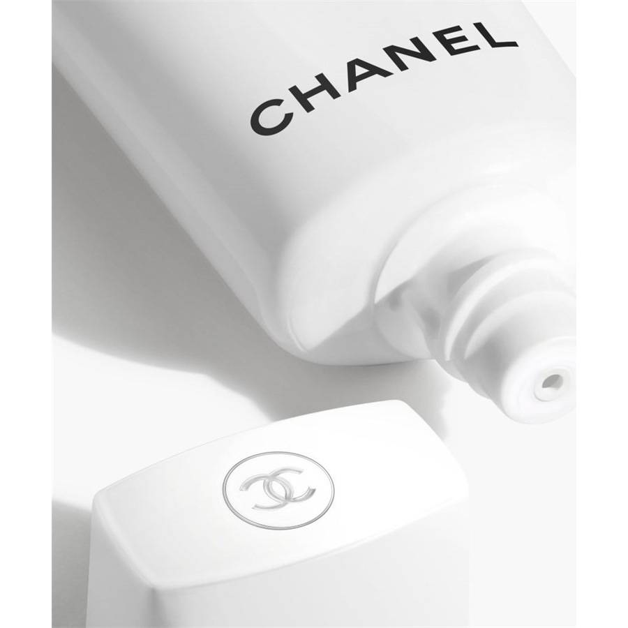 CHANEL UV ESSENTIEL