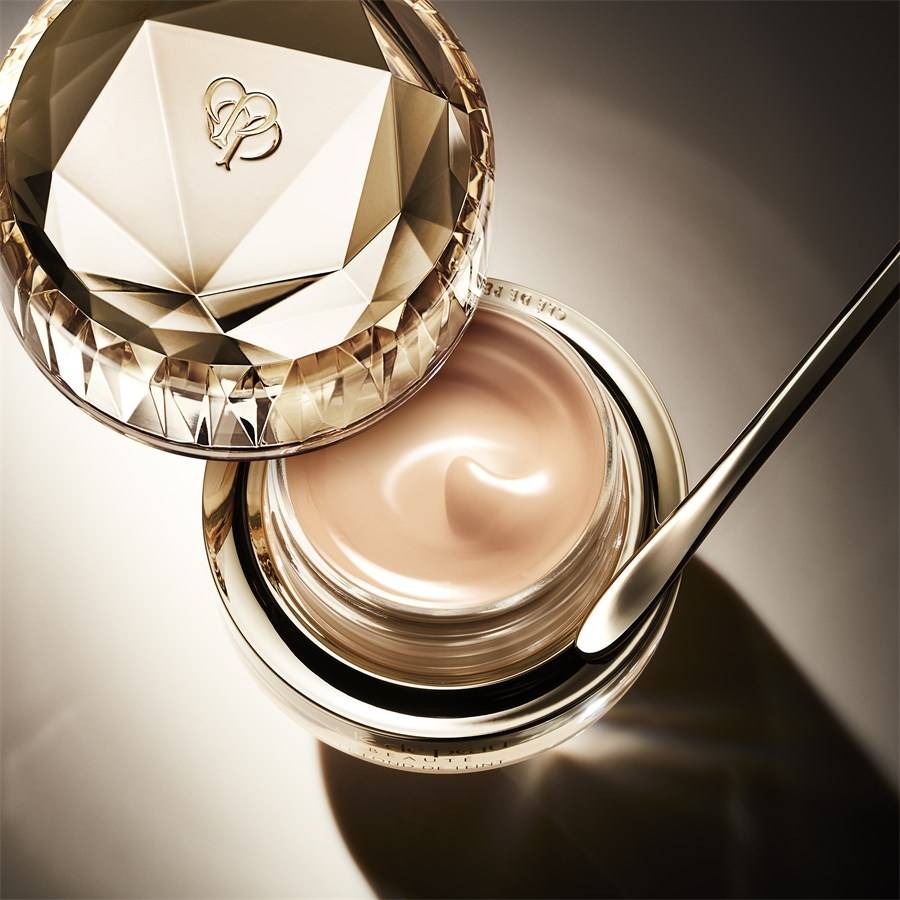 Cle-de-Peau-Beaute Gesicht