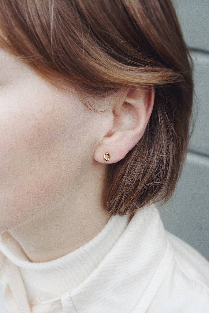 JUKSEREI CLEO EAR STUD · GOLD · B-STOCK