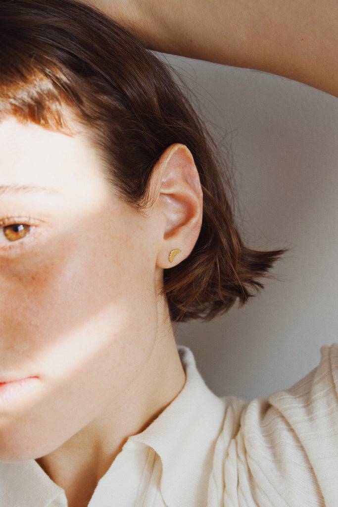 JUKSEREI CROISSANT EAR STUDS