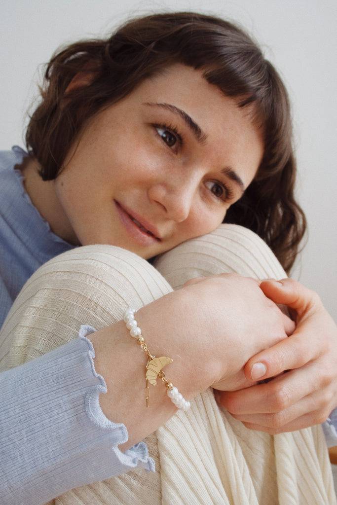 JUKSEREI CROISSANT PEARL BRACELET