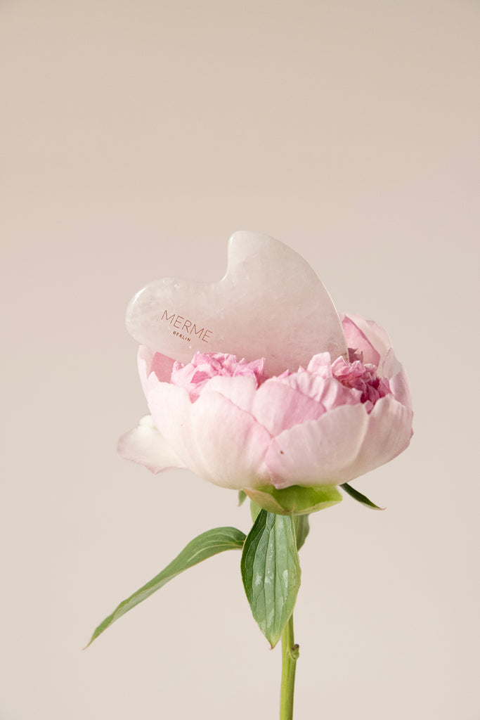 JUKSEREI MERME · ROSE QUARTZ GUA SHA