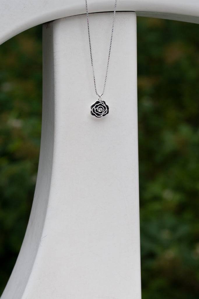 JUKSEREI ROSE NECKLACE
