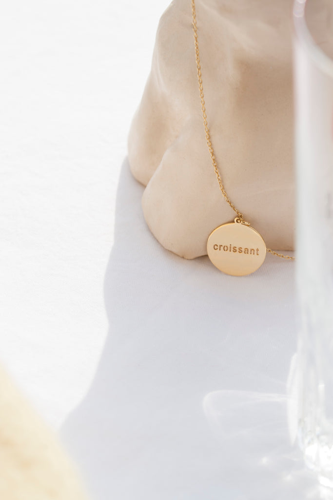 JUKSEREI ROUND CROISSANT NECKLACE · GOLD · B-STOCK