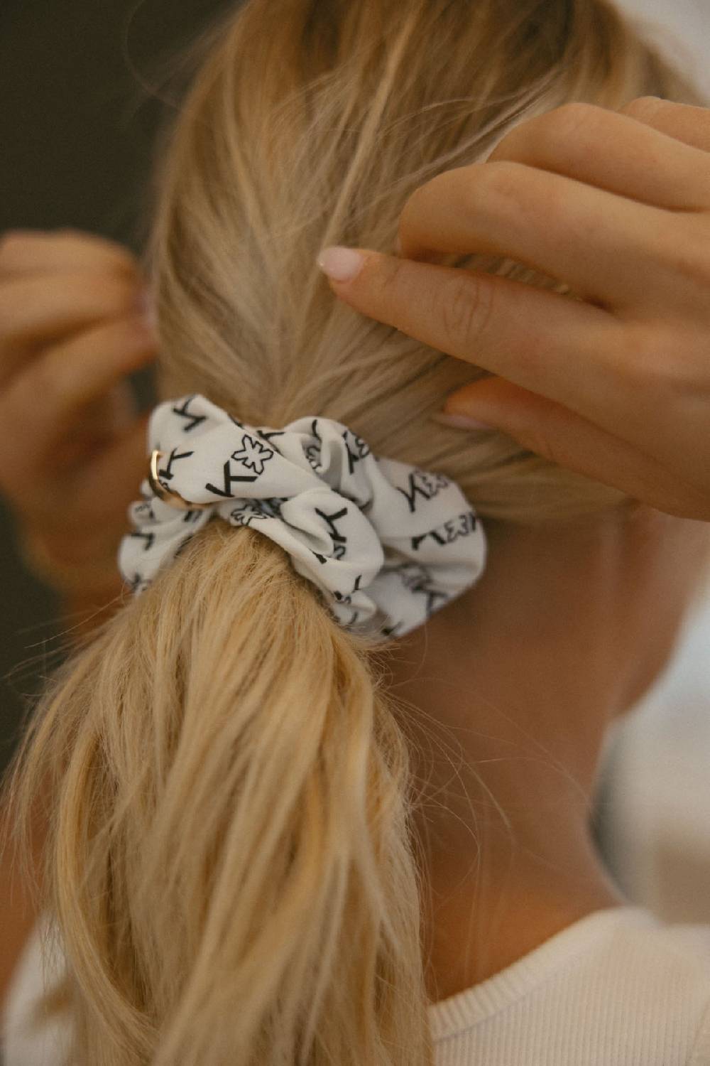 Karo Kauer Scrunchie White