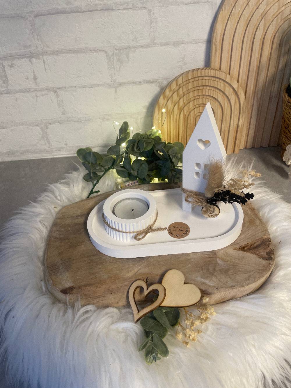 KB Socken Beton Raysin Häuser Deko, Tablett Mit Kerzenhalter Und Haus, Deko Weiß, Wohn Geschenk Idee Deko, Trockenblumen, Keraflott, Keramik