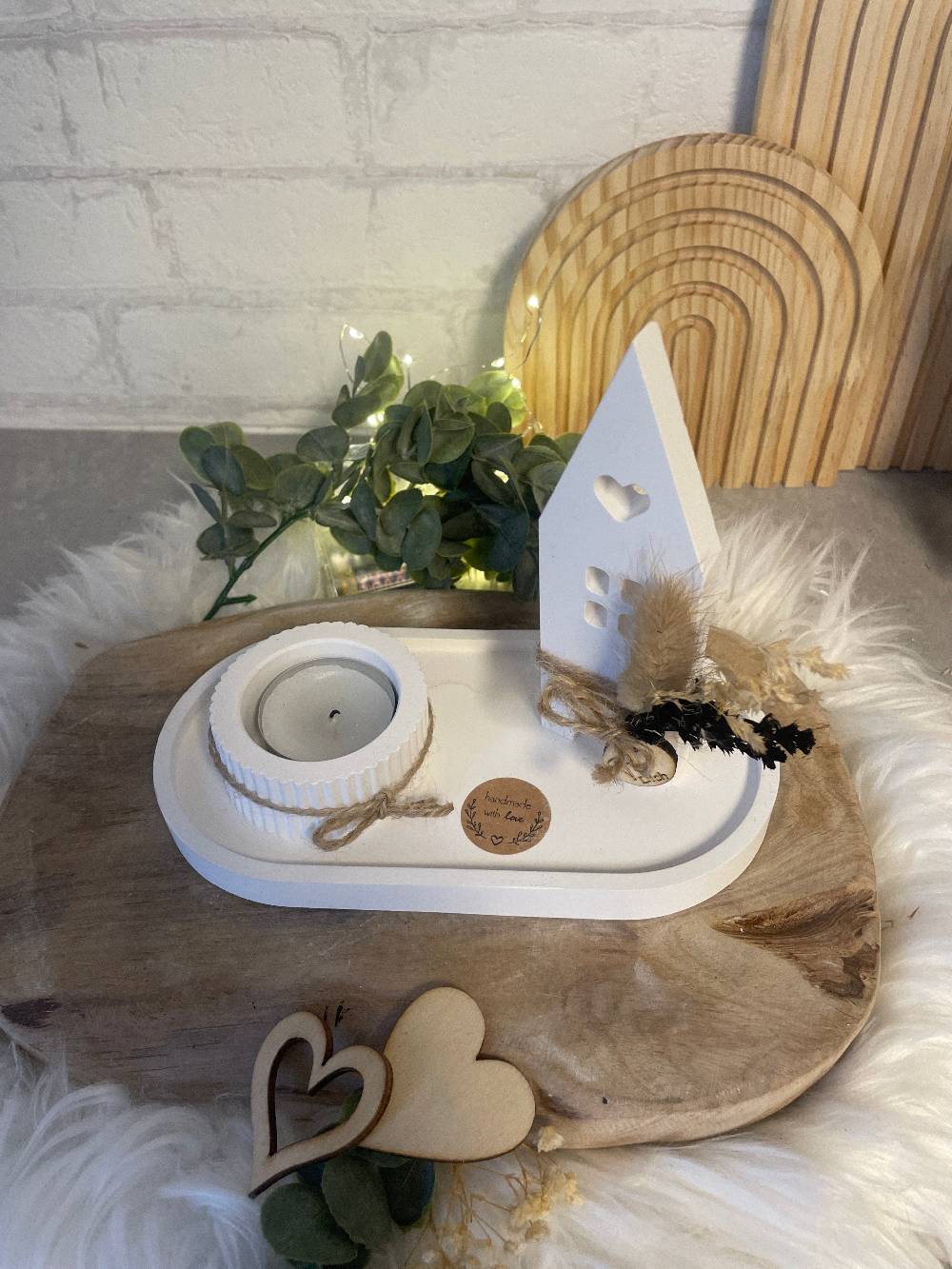 KB Socken Beton Raysin Häuser Deko, Tablett Mit Kerzenhalter Und Haus, Deko Weiß, Wohn Geschenk Idee Deko, Trockenblumen, Keraflott, Keramik