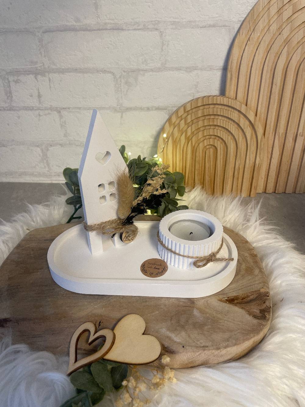 KB Socken Beton Raysin Häuser Deko, Tablett mit Kerzenhalter und Haus, Deko weiß, Wohn Geschenk Idee Deko, Trockenblumen, Keraflott, Keramik