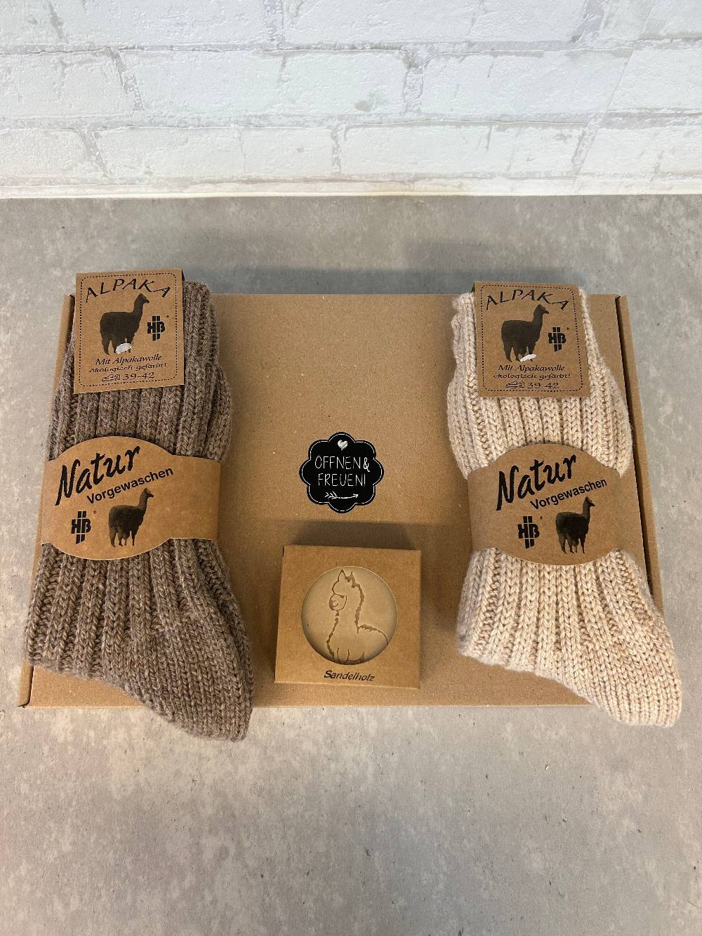 KB Socken Geschenkbox direkt zum Verschenken - Alpaka Socken und Alpaka Seife