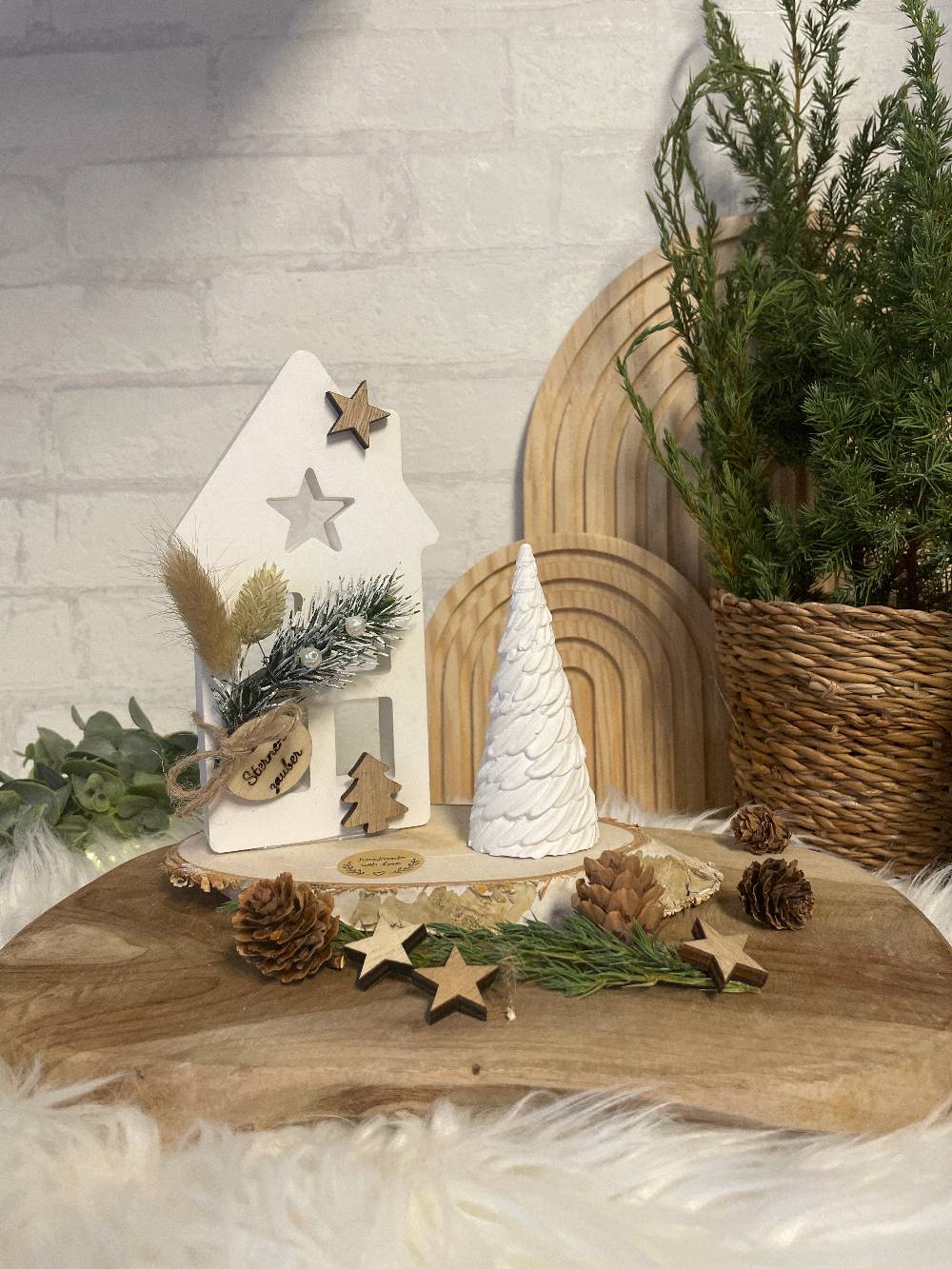 KB Socken Häuschen Deko auf Birkenholzscheibe , Weihnachtsdeko, Advent Deko, Deko Wohnzimmer, Keraflott Deko Weihnachtshaus, Tisch Deko Advent