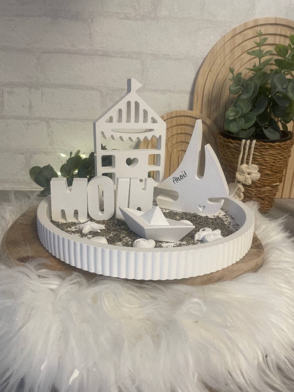 KB Socken Maritimer Deko Teller, Strandhaus, Segelboot, Seestern, Muscheln, Farbe weiß, Maritime Wohndeko oder Geschenkidee, Ostseeliebe, Meer