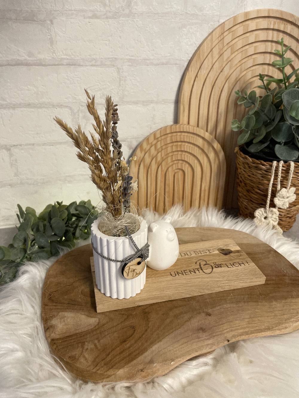 KB Socken Vase Mit Bär Auf Holztablett, Trockenblumen, Gravur, " Du Bist Unentbärlich," Geschenk Frau, Mitbringsel, Geschenke Aus Holz Und Keraflott