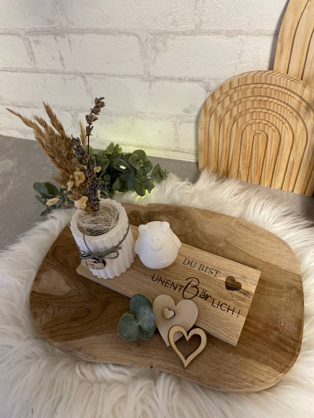 KB Socken Vase Mit Bär Auf Holztablett, Trockenblumen, Gravur, " Du Bist Unentbärlich," Geschenk Frau, Mitbringsel, Geschenke Aus Holz Und Keraflott