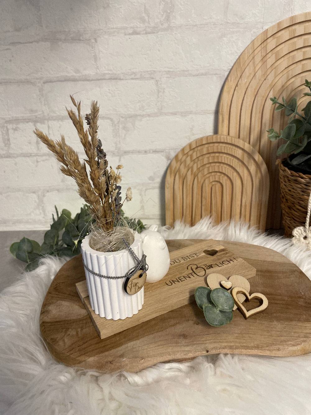 KB Socken Vase Mit Bär Auf Holztablett, Trockenblumen, Gravur, " Du Bist Unentbärlich," Geschenk Frau, Mitbringsel, Geschenke Aus Holz Und Keraflott