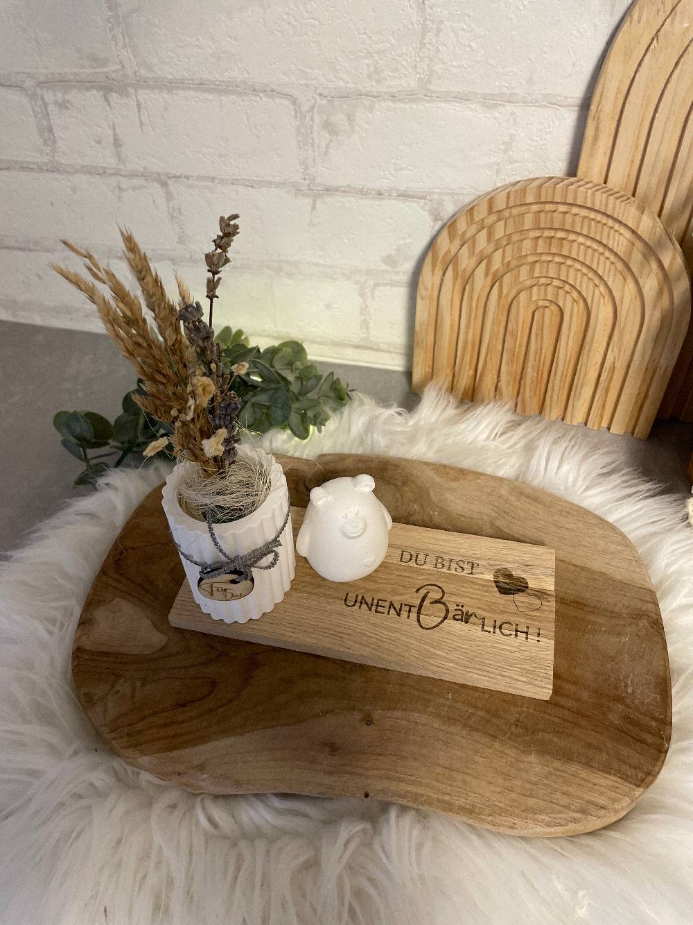 KB Socken Vase mit Bär auf Holztablett, Trockenblumen, Gravur, " Du bist unentbärlich," Geschenk Frau, Mitbringsel, Geschenke aus Holz und Keraflott