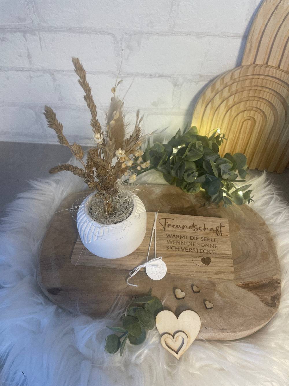 KB Socken Vase Mit Trockenblumen Auf Holztablett Mit Gravur, Geschenk Frau, Geburtstag, Mitbringsel, Geschenke Aus Holz