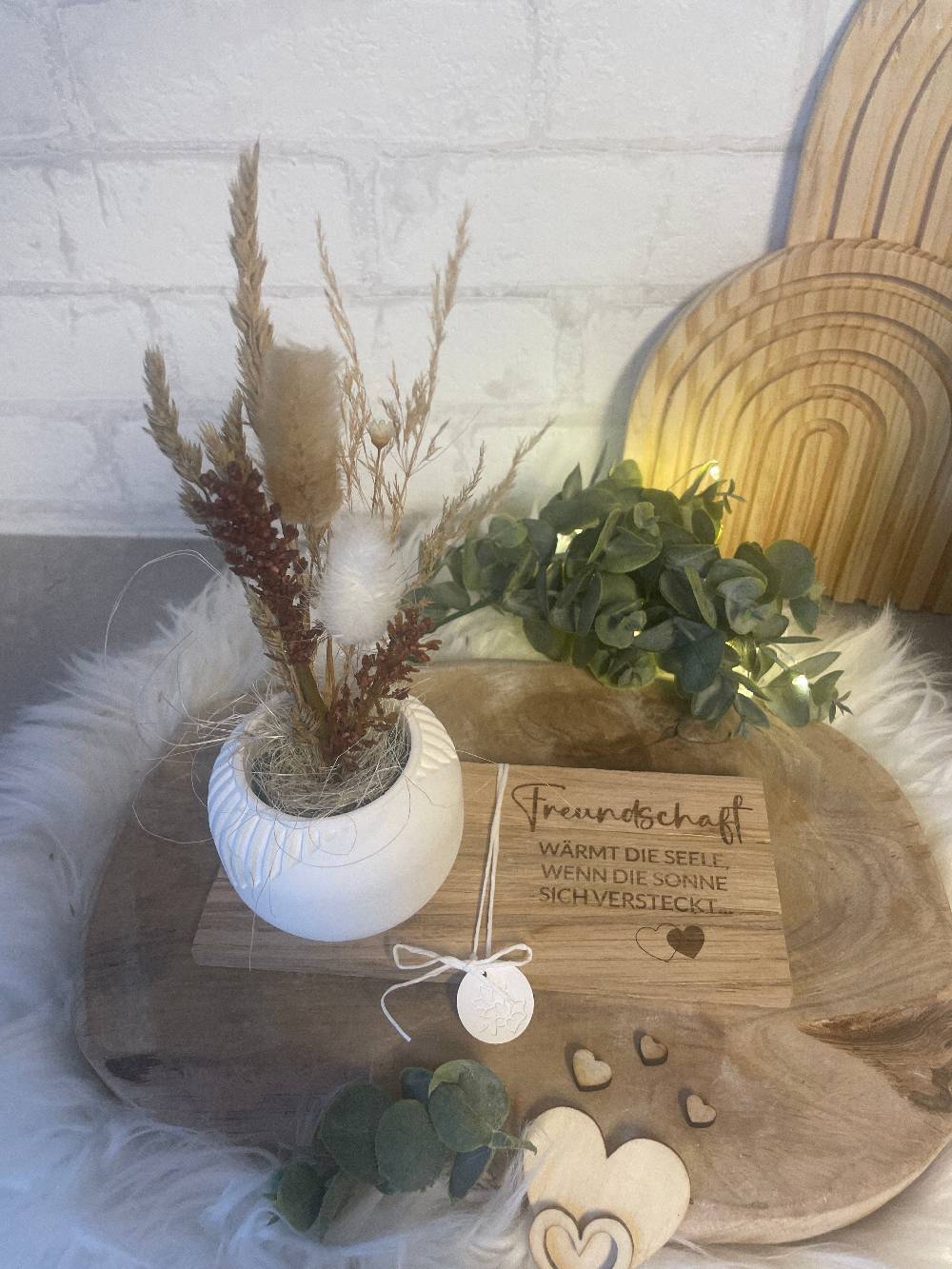 KB Socken Vase mit Trockenblumen auf Holztablett mit Gravur, Geschenk Frau, Geburtstag, Mitbringsel, Geschenke aus Holz