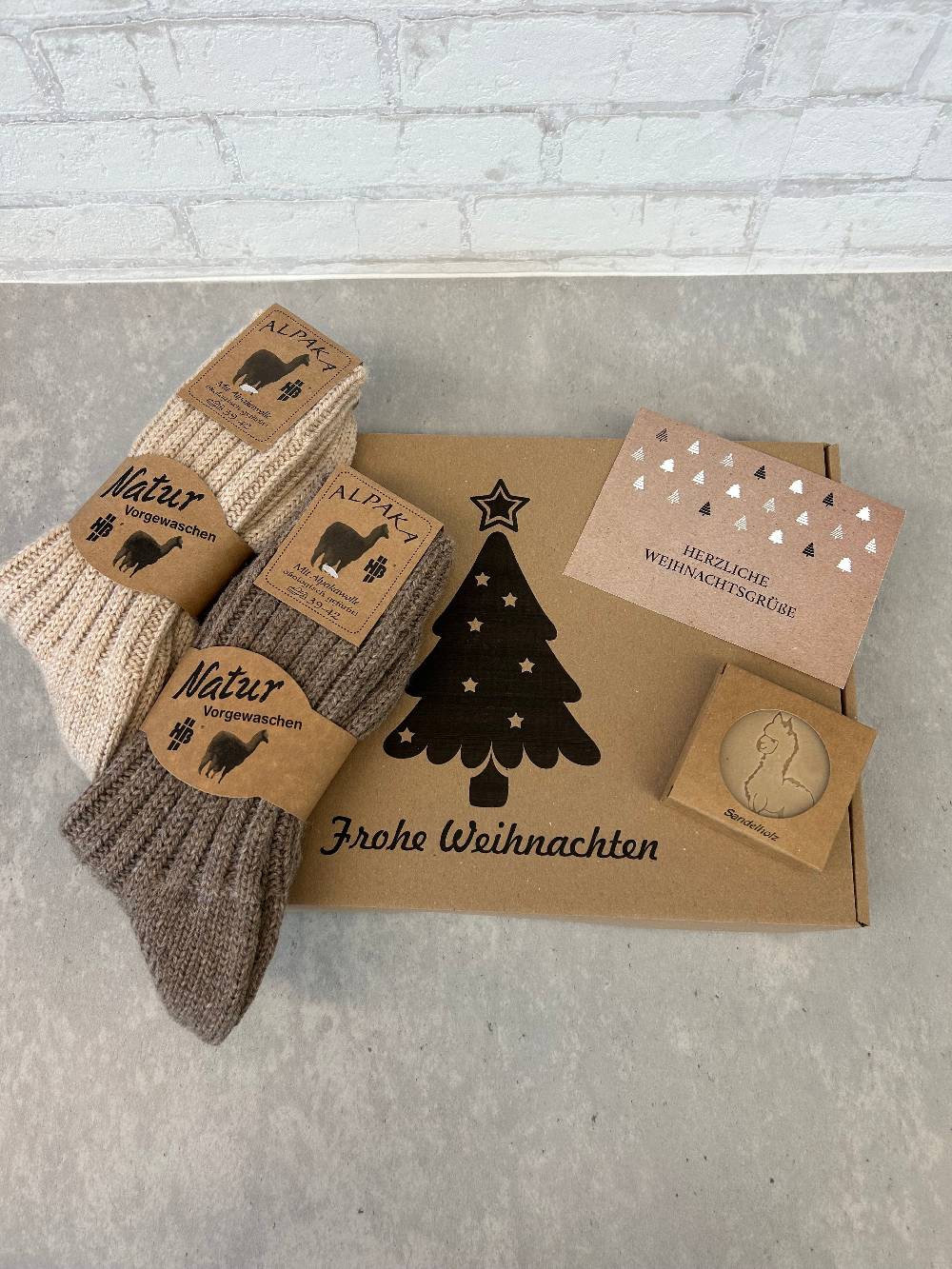 KB Socken Weihnachtliche Geschenkbox inklusive 2 Paar Alpakasocken, einer Alpakakeratinseife und einer Weihnachtskarte