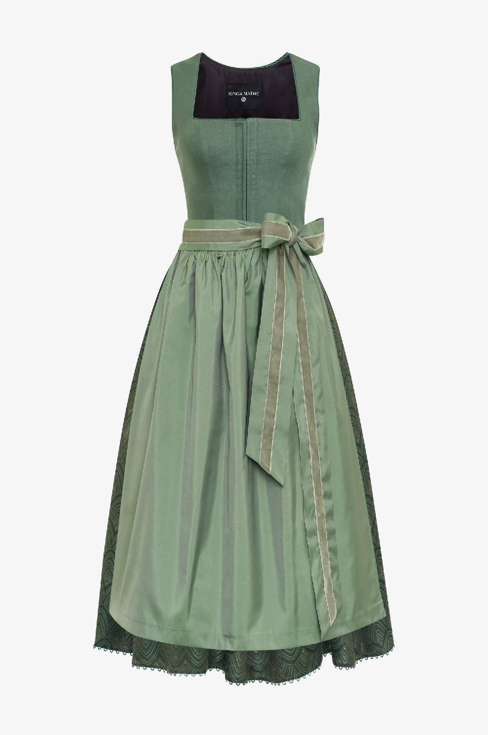 Kinga Mathe Dirndl Almauftrieb in Pinie