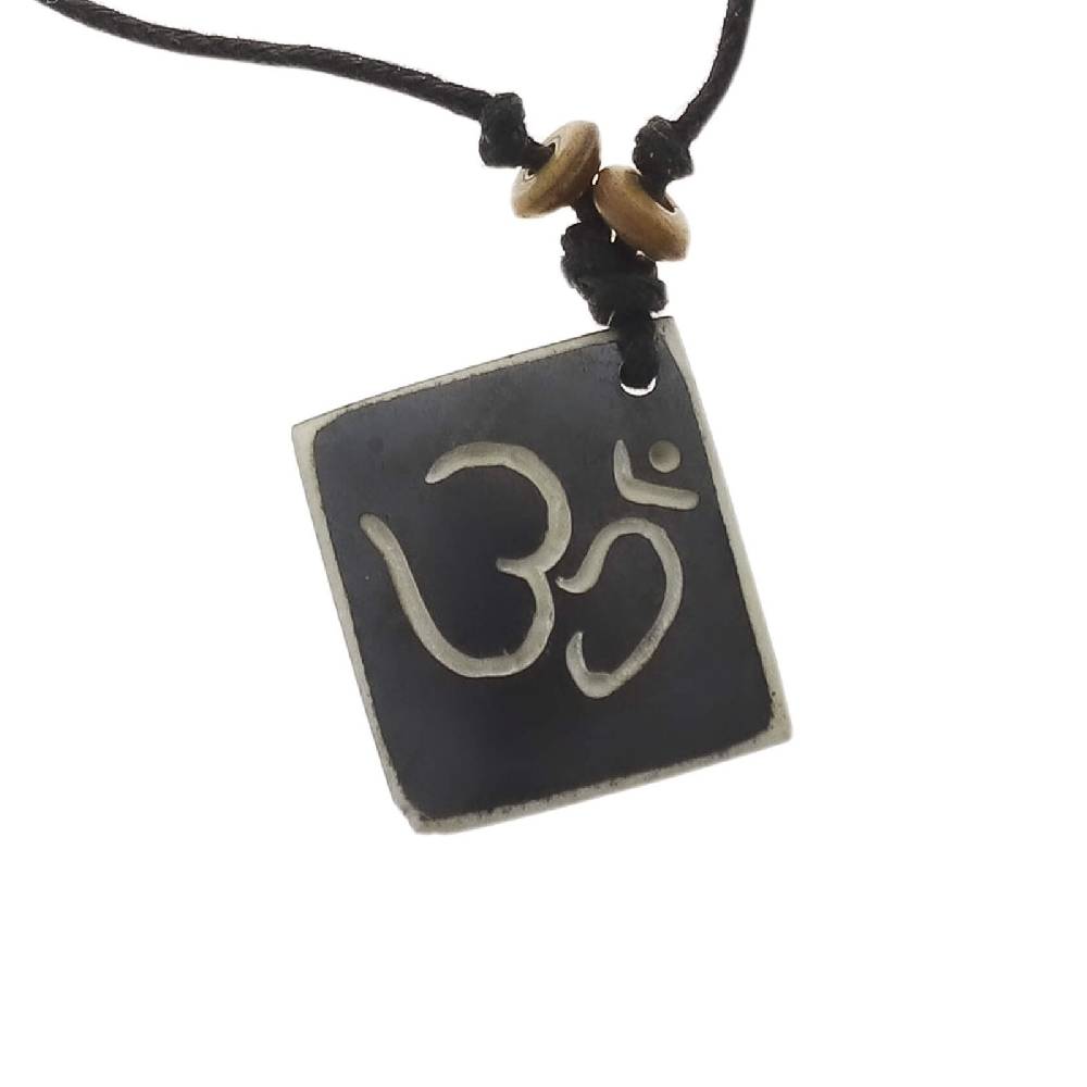 Kunst Und Magie Kunst und Magie Om Manie Padme Hum Anhänger Amulett schwarz ca. 2,5 cm