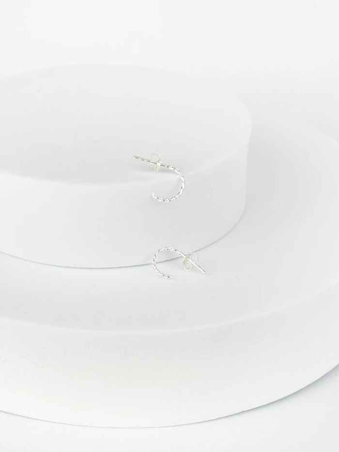 Lanius Gedrehte Creolen mit Stecker XS - Fejn