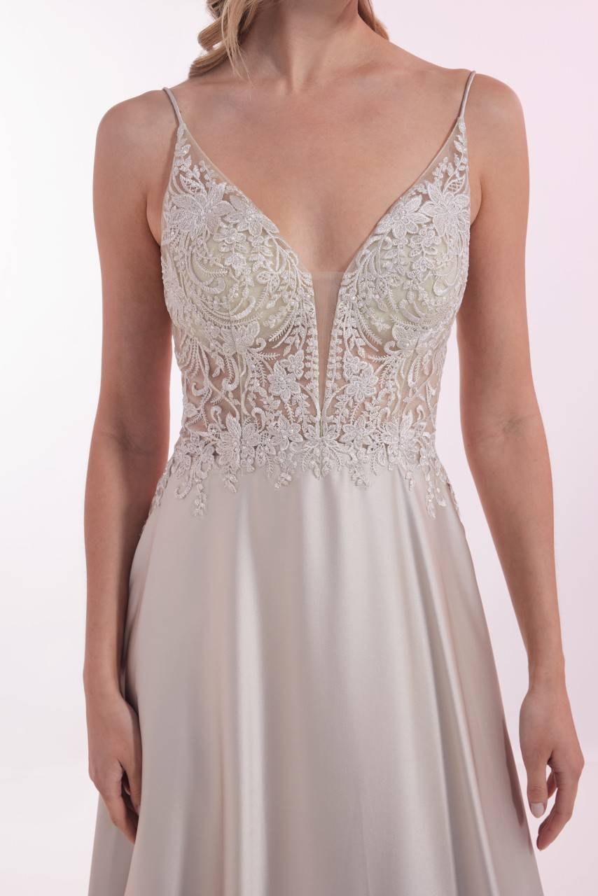 Laona CHARMING BEAUTY DRESS Besticktes Maxikleid Mit V-Ausschnitt Und Tüll-Einsatz