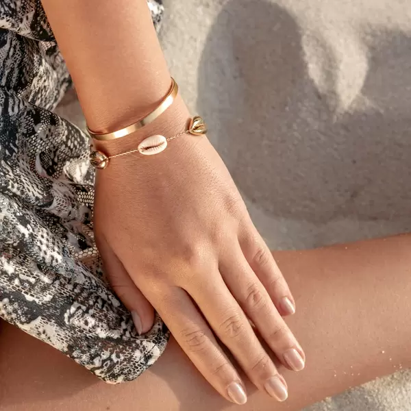 Leaf Jewelry Armkette 5 Cowrie Shells, 18 K Rosegold Vergoldet