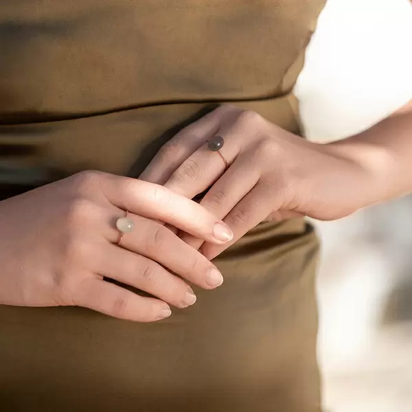 Leaf Jewelry Ring Cabochon II, 14 K Rosegold, Grauer Mondstein