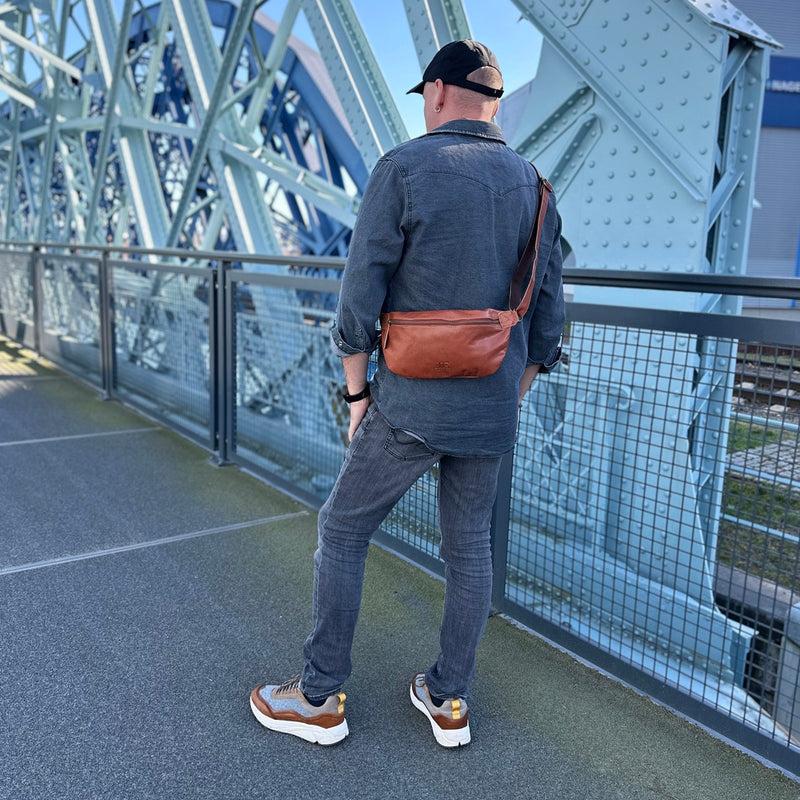 Leconi Große Bauchtasche Umhängetasche Crossbody Ledertasche Leder Cognac LE3087