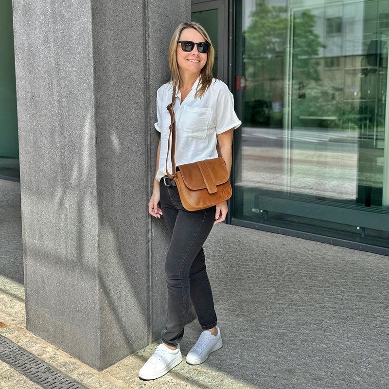 Leconi Kleine Schultertasche Umhängetasche Damentasche Leder Cognac LE0074