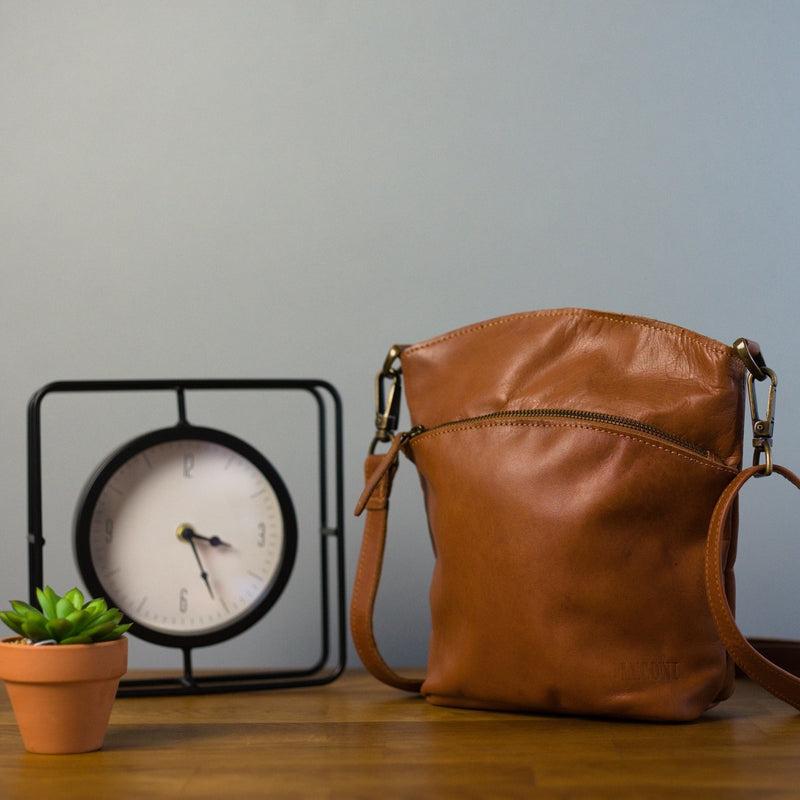 Leconi Kleine Umhängetasche Schultertasche Freizeittasche Leder Cognac LE3049