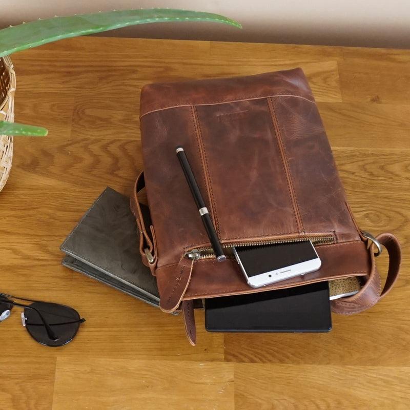 Leconi Kleine Umhängetasche Schultertasche Freizeittasche Leder Braun LE3086