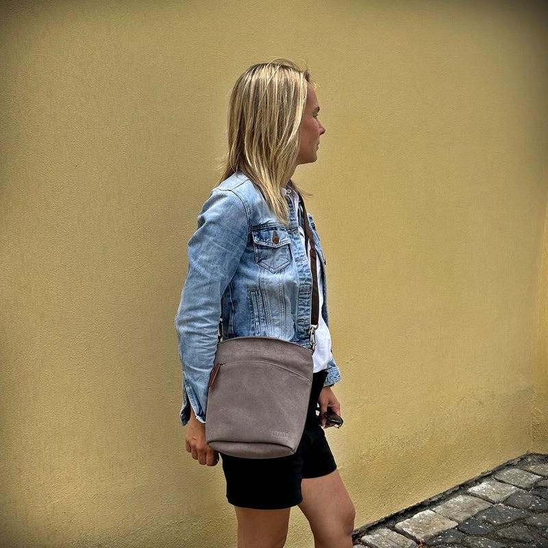 Leconi Kleine Umhängetasche Schultertasche Freizeittasche Wildleder Grau LE3049