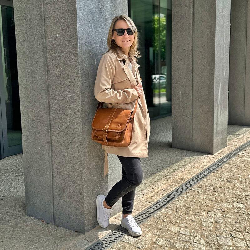 Leconi Umhängetasche Schultertasche Freizeittasche Büffelleder Cognac LE3085