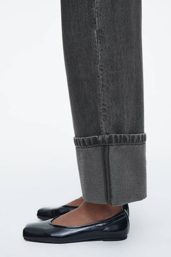 HM FACADE JEANS MIT UMSCHLAG – GERADES BEIN