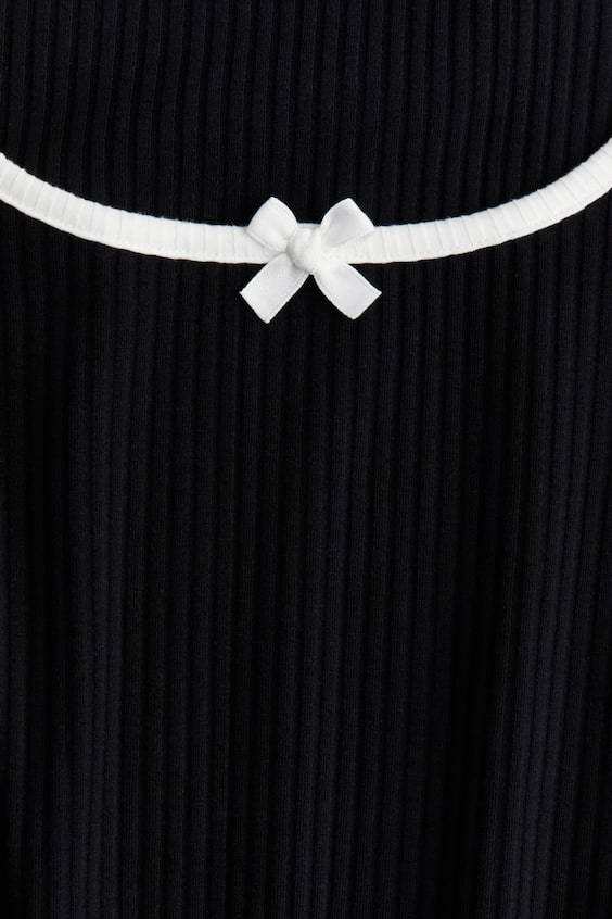 HM Geripptes Shirt Mit Overlock-Details