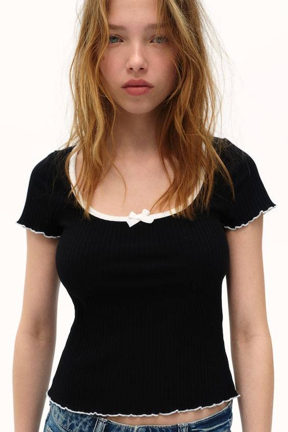 HM Geripptes Shirt Mit Overlock-Details