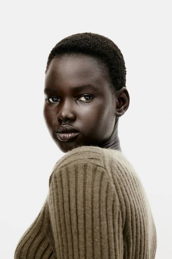 HM Geripptes Strickkleid