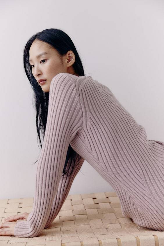 HM Geripptes Strickkleid