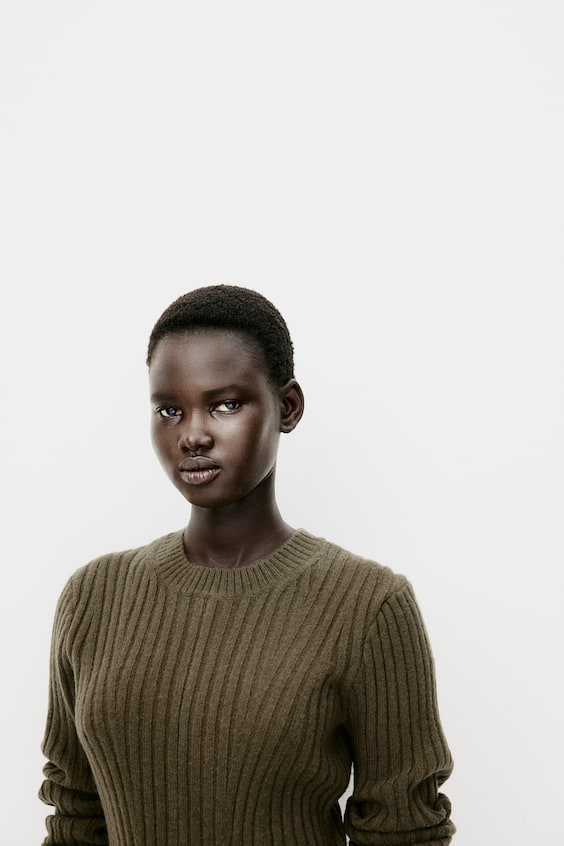 HM Geripptes Strickkleid