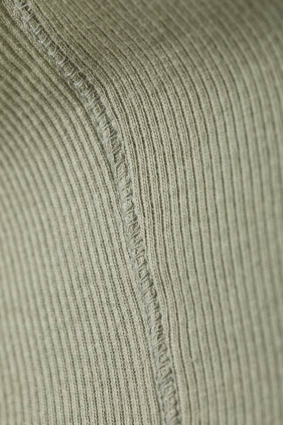 HM Geripptes T-Shirt Mit Stehkragen