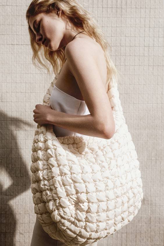 HM GROSSE GESTEPPTE UMHÄNGETASCHE