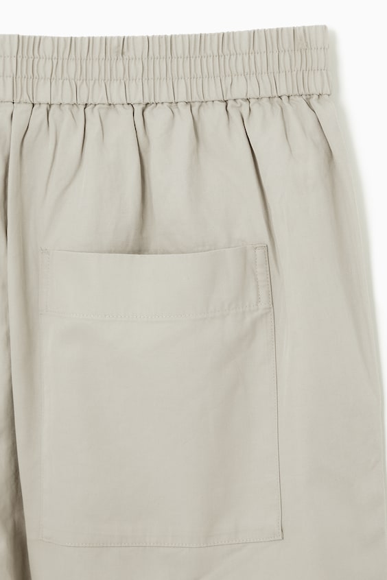 HM HOSE MIT WEITEM BEIN UND ELASTISCHEM BUND