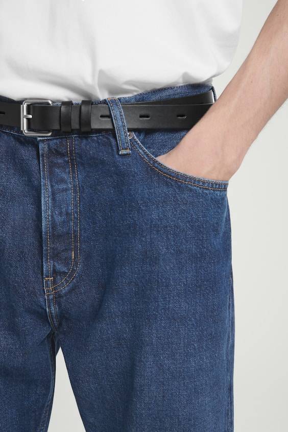 HM JEANS MIT SCHMAL ZULAUFENDEM BEIN