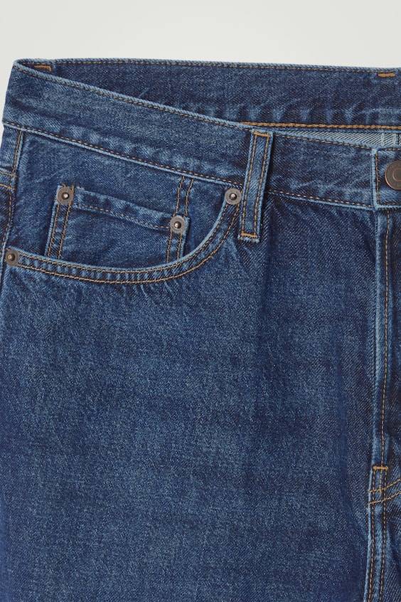 HM JEANS MIT SCHMAL ZULAUFENDEM BEIN