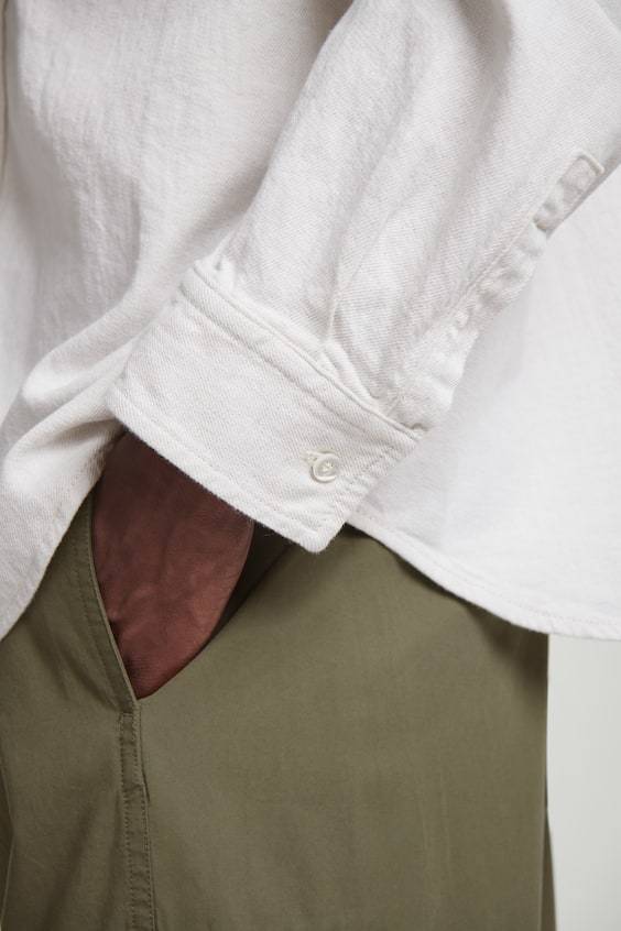 HM JEANSHEMD MIT LOCKERER PASSFORM