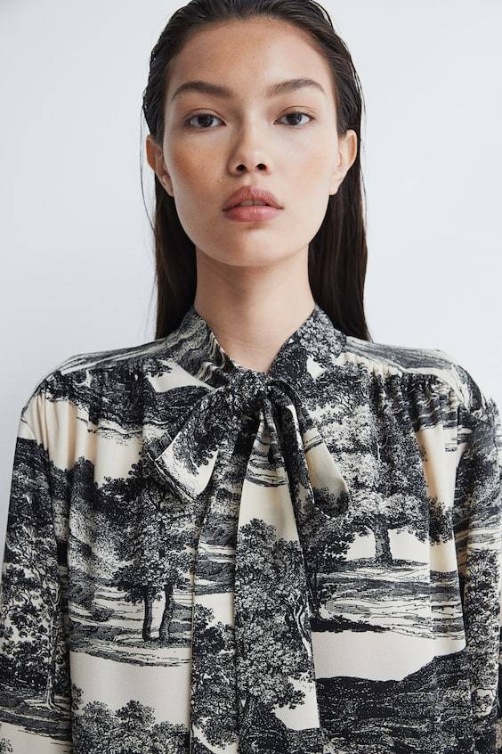 HM Kleid Mit Bindekragen