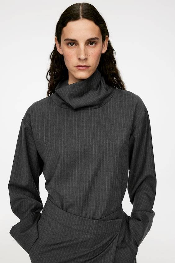 HM Oberteil Mit Weitem Kragen Und Nadelstreifen