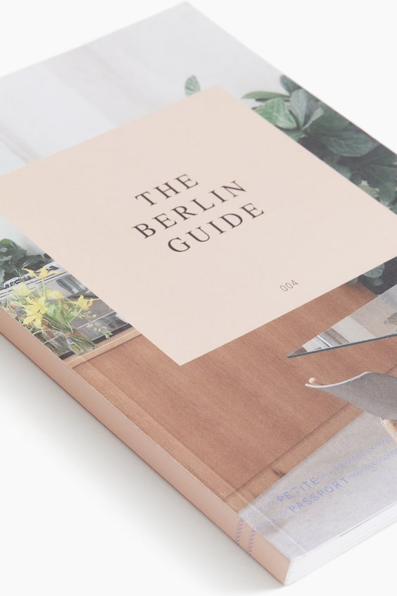 HM Petite Passport Travel Guide