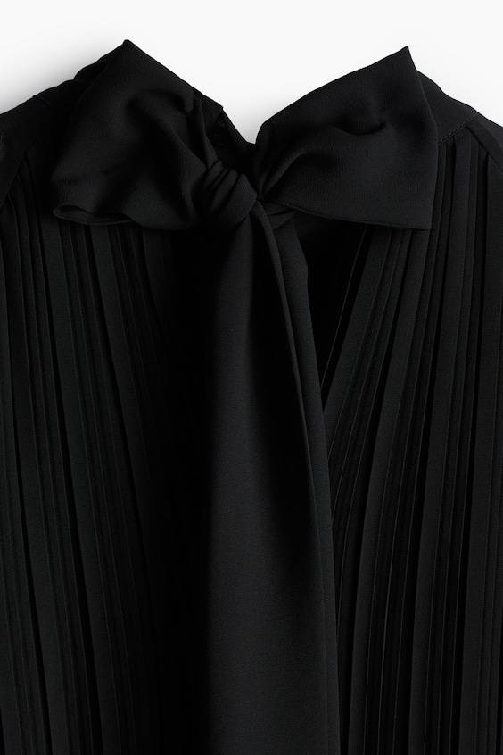 HM Plissiertes Kleid Mit Bindekragen